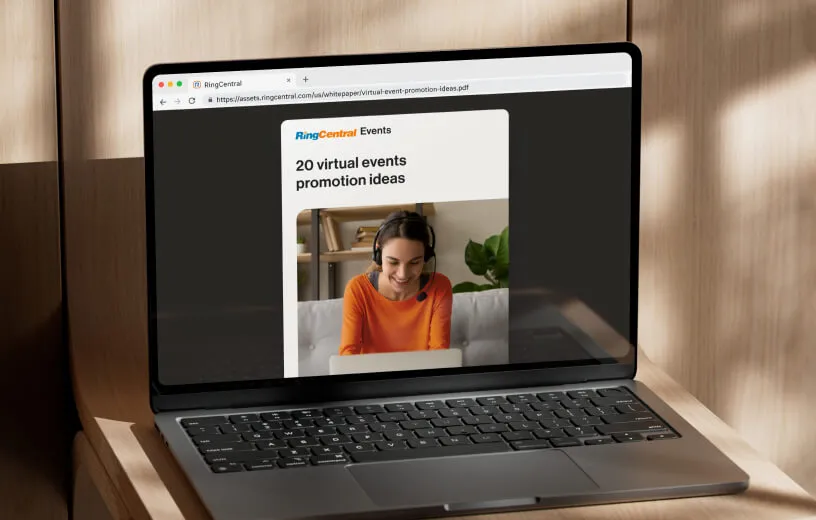 RingCentral Whitepaper: Eine Frau arbeitet an einem Laptop.