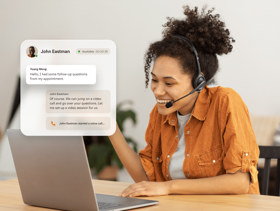 Customer support agent helping customers with an omnichannel contact center